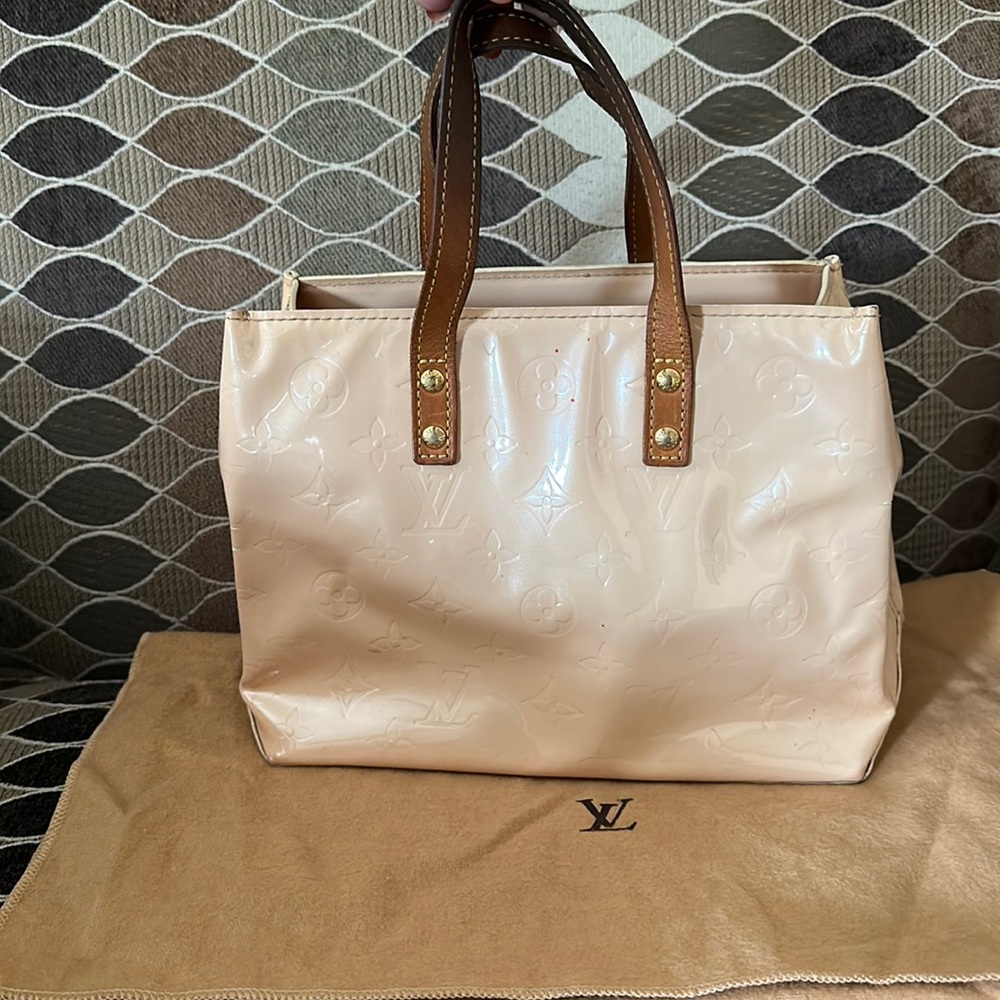 Authentic Louis Vuitton Tote Reade
Monogram Vernis PM Cream